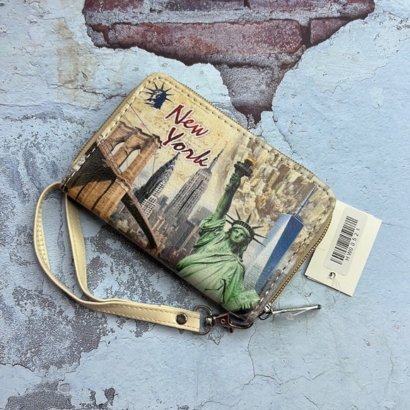 🆕New York Graphic Wallet Wristlet Card Slots Zip Pocket Perfect for Everyday - Picture 8 of 8